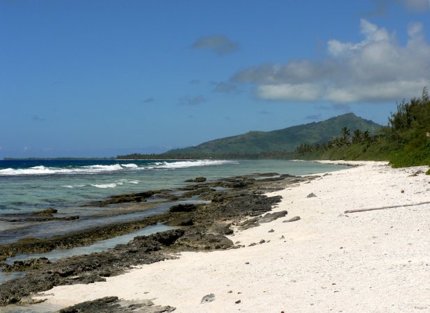 46- Plage au vent sur le motu Ovarei 